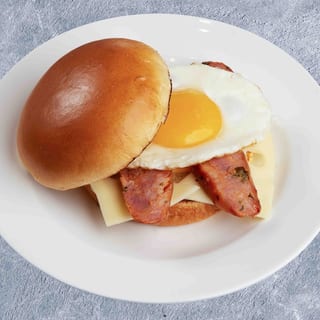 Huevos con chorizo & Queso Brioche
