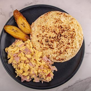 Arepa con Queso & Huevos con Jamon