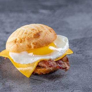Huevos con tocineta, pandebono & queso Suizo