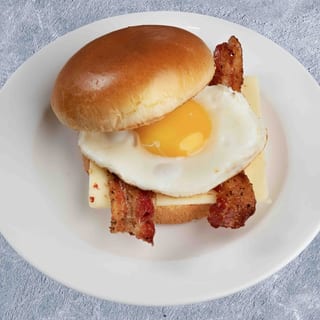 Huevos con tocineta & Pepperjack Brioche